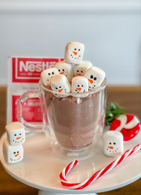 Use air dry clay to create adorable snowmen marshmallows Air Dry Clay Marshmallows, Christmas Marshmallow Ideas, Snowmen Marshmallows, Hot Cocoa Decor, Fake Marshmallows, Marshmallow Crafts, Crafts 2023, Xmas Candles, Marshmallow Snowman