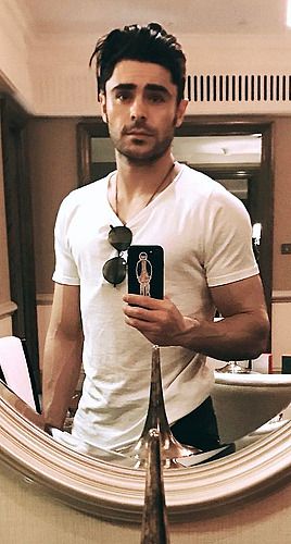 ZAC EF Zac Efron Selfie, Best Mirror Selfie, Zac Efron Movies, Zach Efron, Best Mirror, Ashley Johnson, Zac Efron, Cute Actors, Dream Guy