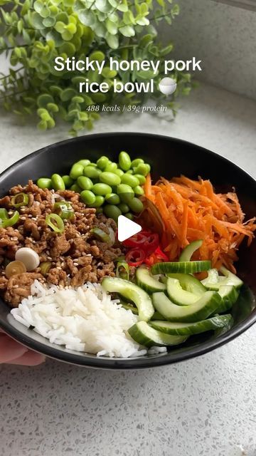 Christina Kynigos on Instagram: "Sticky Honey Pork Rice Bowl 🥵

Pork coated in a sticky soy & honey glaze in a rice bowl with pickled cucumber, edamame and carrot and made in only 12 minutes 😮‍💨

I used lean British pork mince, which was a nice change as it’s affordable, naturally rich in protein, a source of vitamin B12 and incredibly versatile as it soaks up loads of flavours so can be used in a whole variety of cuisines!

Macros
488 calories
39g Protein / 12gFat / 57gCarbs
Serves: 2

Prep time: 5 mins
Cooking time: 12 mins

Shopping list ✍️
- 250g 5% fat pork mince
- 100g dry basmati rice
- 1.5 inch piece cucumber
⁠- 2 tbsp white rice vinegar
- A pinch of salt
- 1 tsp sugar
⁠- Cooking oil spray
⁠- 1 tbsp honey
- 2 tsp dark soy
- ⁠1 spring onion, sliced
⁠- 4 tbsp/50g edamame beans
⁠- Honey Pork, Pickled Cucumber, Edamame Beans, Pickling Cucumbers, Honey Glaze, Rich In Protein, Rice Bowl, Basmati Rice, Spring Onion