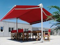 Kétoldali napellenző saját lábon - nagyobb teraszok, kávéházak kedvelt árnyékolója (rendelhető nálunk!) Awning Roof, Deck Shade, Garage Door Design, Patio Shade, Backyard Pergola, Retractable Awning, Outdoor Tent, Roof Deck, Canopy Outdoor