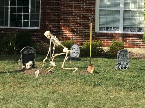 Outdoor Halloween display. Skeleton helping dig out friend. Skeleton Decorations Outdoor, Halloween Front Yard, Skeleton Halloween Decor, Skeleton Ideas, Cemetery Halloween, Skeleton Pics, Diy Skeleton, Posable Skeleton, Halloween Skeleton Decorations