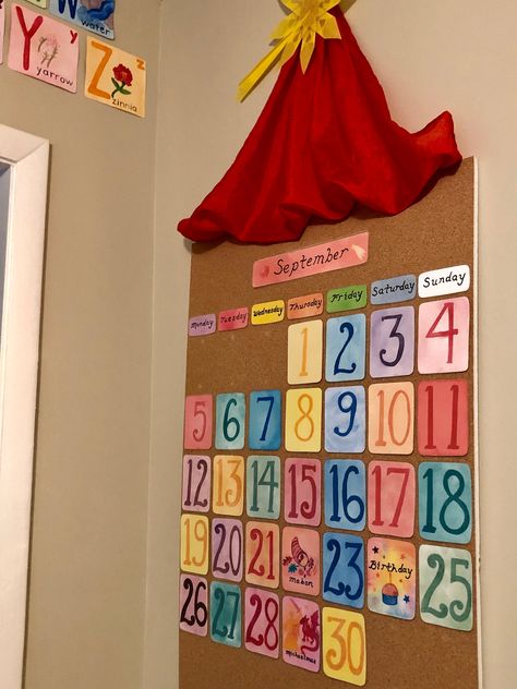 Waldorf Classroom Decor, Waldorf Playroom, Steiner Waldorf Education, Class Calendar, Waldorf Classroom, Steiner Waldorf, Classroom Calendar, Waldorf School, Playroom Art