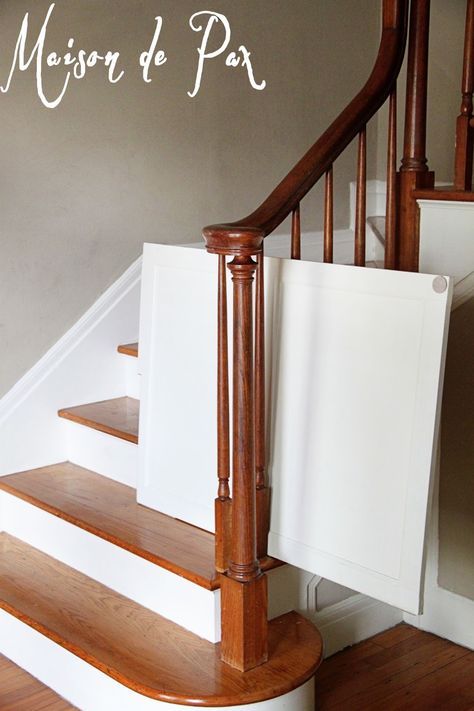 Stair Barrier Ideas, Banister Baby Gate, Patio Ideas For Dogs, Dog Gates For Stairs, Diy Dog Gate, Diy Gate, Baby Gate For Stairs, Diy Baby Gate, Open Trap