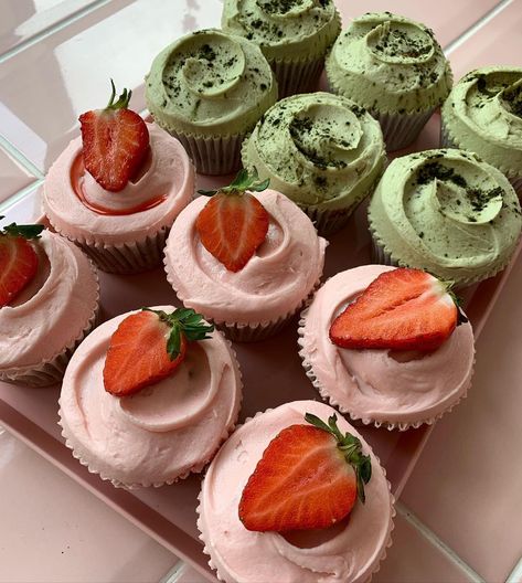 Matcha Cake Pops, Strawberry Cupcake Aesthetic, Strawberry Matcha Cupcakes, Cupcake Ideas Aesthetic, Cupcake Decorating Ideas Aesthetic, Cupcake Designs Aesthetic, Cupcake Inspo Aesthetic, Aesthetic Cupcake Ideas, Strawberry Cupcakes Aesthetic