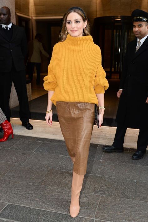 Camel Leather Skirt Outfit, Olivia Palermo 2020, Tan Leather Skirt Outfit, Camel Skirt Outfit, Leather Skirt Outfit Fall, Leather Midi Skirt Outfit, Brown Leather Pencil Skirt, Brown Leather Skirt Outfit, Leather Skirt Outfit Winter