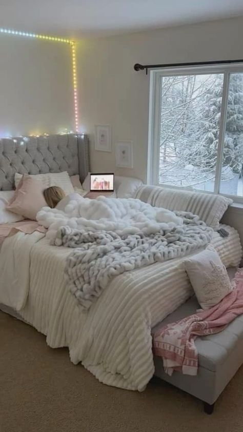 Cozy Room Furniture, Very Cozy Bedroom, Cute Comfy Room Ideas, Comfy Bed Set Up, Room Inspo Clean And Cozy, Aesthetic Rooms Bedrooms Cozy, Clean Girl Bedding, Comfy Bedroom Ideas Cozy Beds, Girly Minimalist Bedroom