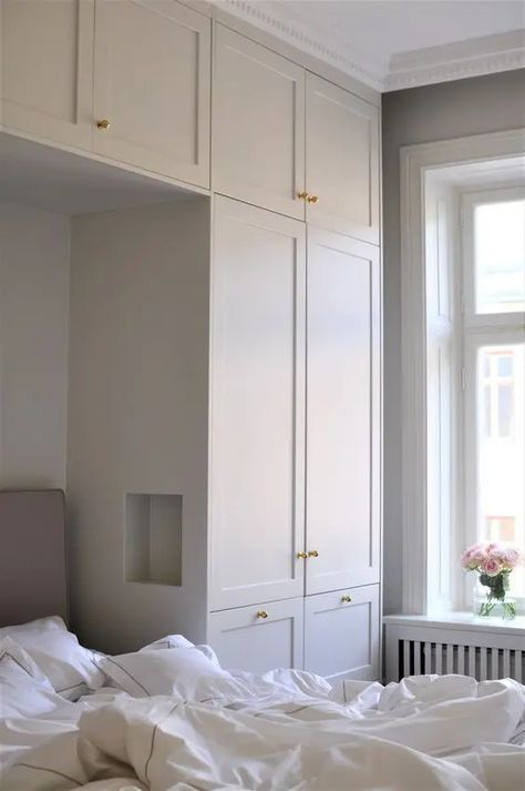 a neutral Scandinavian bedroom with neutral built in wardrobes that give a lot of storage space and a built in bed Built In Cupboards Bedroom, Garden Design Patio, Small Bedroom Wardrobe, Wardrobe Design Ideas, Wall Decor Garden, Bedroom Built Ins, Ideas Garden Design, Bedroom Built In Wardrobe, Bedroom Cupboards