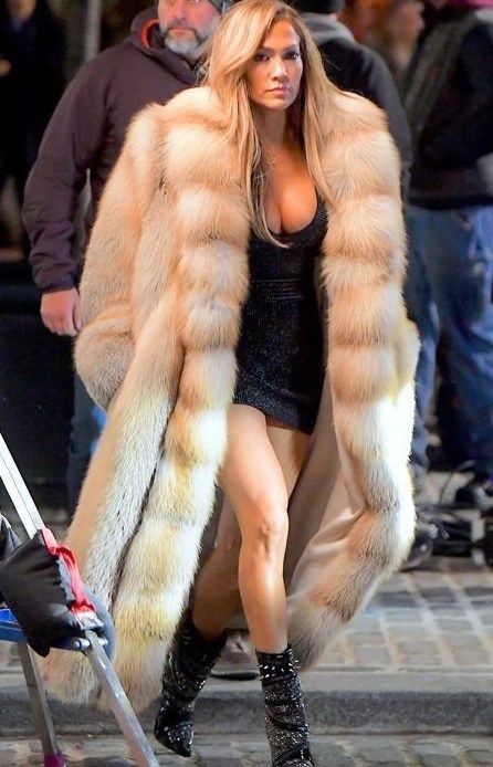 Jennifer Lopez Hustler Movie Furs Golden Isle Fur Coat Ramona Hustlers, Hustlers Jennifer, Fur Coat Street Style, Brown Fur Coat, Fur Outfit, Fox Coat, Coat Street Style, Fox Fur Jacket, Belle Silhouette