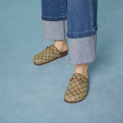 Shop the Women's GG Supreme Horsebit slipper in beige at GUCCI.COM. Enjoy Free Shipping and Complimentary Gift Wrapping. Gucci Slipper, Slipper Outfit, Gucci Slippers, Gucci Collection, Gucci Horsebit, Fashion Capsule, Gucci Mules, Gucci Shoes, Jeans Boyfriend