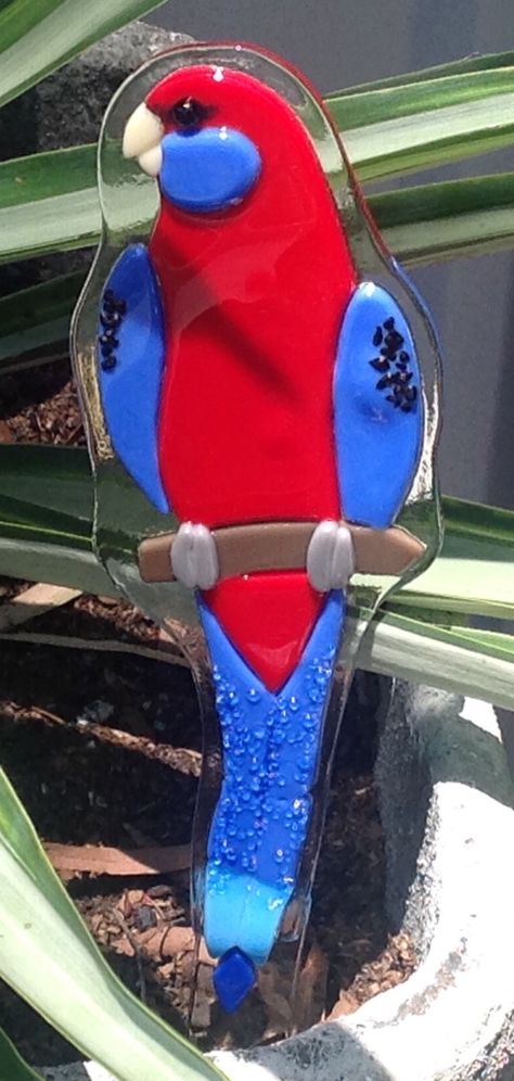 Fused Glass Parrot, Glasfusing Ideas, Crimson Rosella, Fusing Glas, Glass Fusion Ideas, Glass Fusing Projects, Glass Fusion, Glass Fusing, Glass Garden