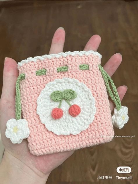 Crochet handbags patterns for beginners. Find free tutorials and step-by-step instructions for making beautiful crochet Crochet Small Things, Crochet Card Pouch, Crochet Zig Zag, Crochet Zipper, Yoke Pattern, Whale Crochet, Xmas Crochet, 2023 Crochet, Crochet Valentine Patterns