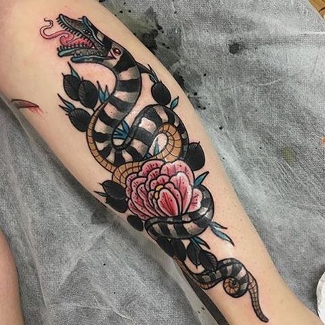 Beetlejuice Sandworm Tattoo Beetlejuice Tattoo, Tim Burton Tattoo, Crazy Tattoos, Movie Tattoos, Theme Tattoo, Spooky Tattoos, Halloween Tattoo, Horror Tattoo, Halloween Tattoos