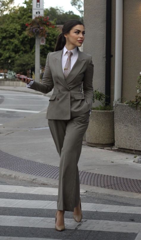 Boss Woman Suit, Jessica Suits Outfits, Power Suits For Women Classy, Business Suit Women, Lawyer Style, Female Suits, Menswear Women, Executive Woman, Woman Suit