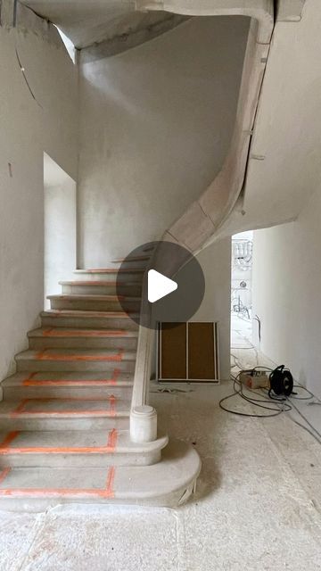 Marbrerie ROUILLON on Instagram: "Work in progress, montée d’escalier sur 2 niveaux en LIAIS DE St MAXIMIN avec limon débillardé… #pierredeparis #escalieralafrancaise #limon #escalier #escalierpierre #epv" In Progress, Work In Progress, Villa, Architecture, On Instagram, Instagram