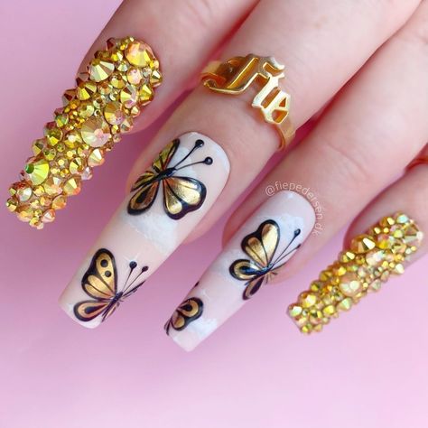 @b_ox Bumble Bee Nails, Bee Nails, Nails Bling, Statement Nail, Kiara Sky, Sky Nails, Nail Tape, Small Bees, Nail Design Inspiration