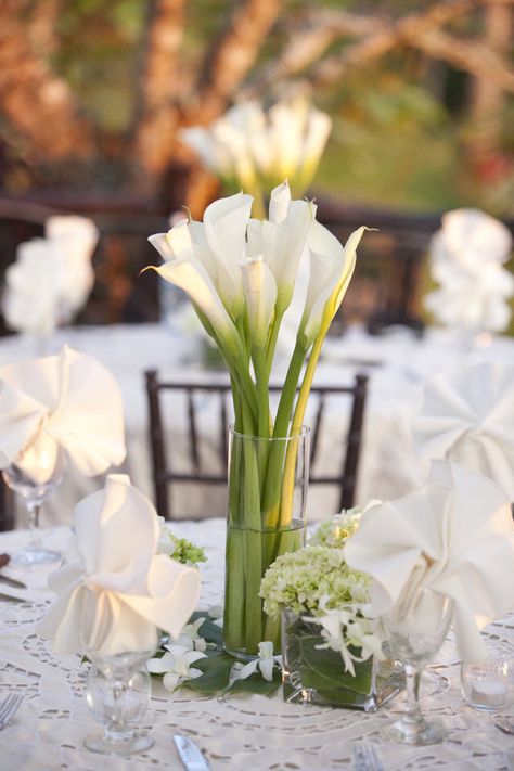 Beige Tablescape, Calla Lillies Wedding, Calla Lily Centerpieces, Lily Centerpieces, Modern Wedding Bouquets, Calla Lily Wedding, Nantucket Wedding, Tall Wedding Centerpieces, Liberty House