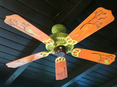 Acrylic paint and stencils were all it took to update this old white ceiling fan on the back porch. Ceiling Fan Painting Ideas, Sealing Fan, Cieling Fans, Maximalist Rooms, Dr Room, Fan Blade Art, Ceiling Fan Art, Fan Painting, Ceiling Fan Blades