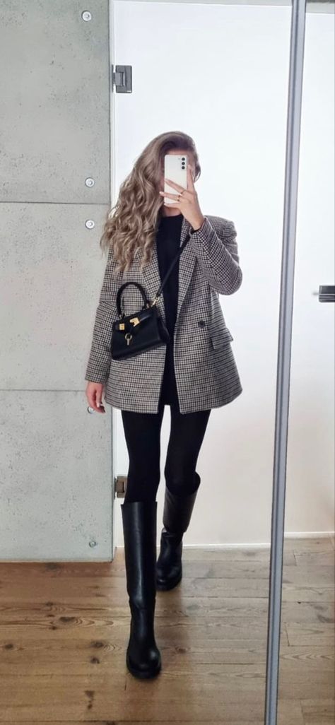 Winter Outfit With Blazer, Court Outfit Women Winter, Chic Winter Outfits 2024 Women, Black Houndstooth Blazer Outfit, Women Work Wear Office Outfits, Barrel Jeans Outfit Winter 2024, December Outfits Winter Classy, Winter Womens Outfits 2024, Cafe Outfit Ideas Winter