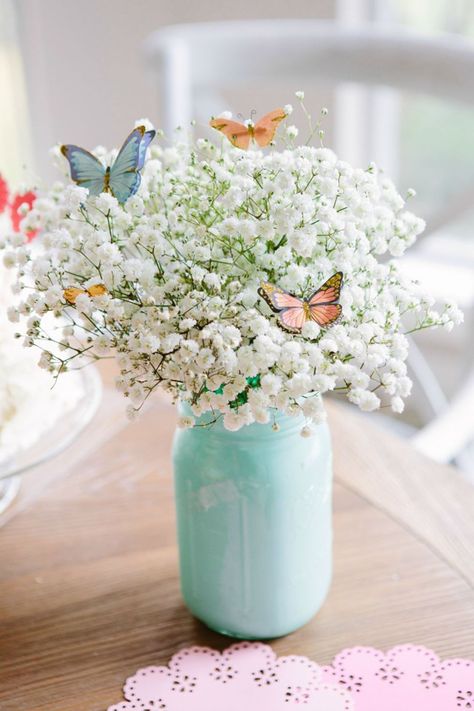 Just add butterfly stickers to simple flowers such as baby's breath to make them more whimsical.  #homestyle #home #spring #homedecor #diy Mason Jar Flower Arrangements, Confirmation Ideas, Spring Mason Jar, Diy Osterschmuck, Hoco 2024, Fairy Garden Birthday Party, Idee Babyshower, Butterfly Birthday Party, Spring Centerpiece