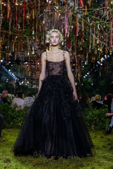 Christian Dior Gowns, Spring Court, Runway Outfits, Dior Haute Couture, Christian Dior Couture, Dior Couture, Dreamy Dress, Couture Gowns, Fantasy Fashion