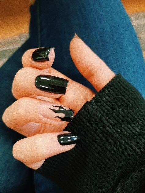 Black Nail Ideas Aesthetic, Goth Black Nails Short, Black Nails Flames, Cute Short Black Nails, Short Nails Ideas Black, Black Nails Ideas Short, Short Black Nails Ideas, Grunge Nails Short, Cute Black Nails Ideas