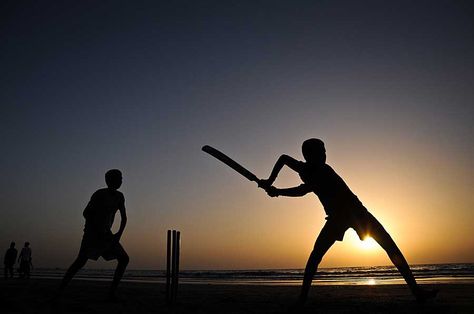 GOLDEN MOMENTS: The setting sun provides a stunning backdrop to a game of cricket. Photograph: © Saarthak Aurora. Cricket Asthetic Picture, Gully Cricket, Cricket Game, Kohli Wallpapers, Cricket Logo, Jesus Son, Virat Kohli Wallpapers, Interpretive Signage, Cricket Games