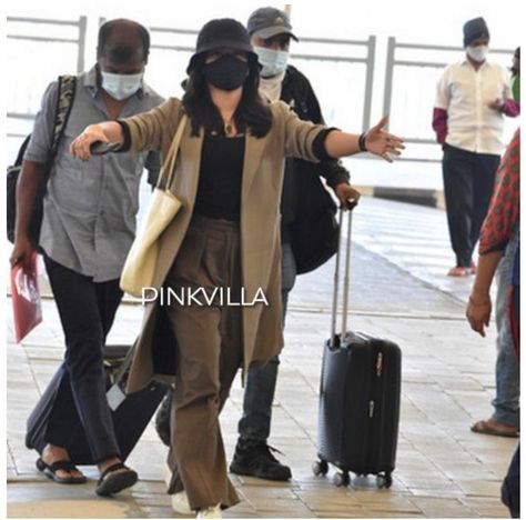 Hyderabad Airport, Outfits Juvenil, Full Sleeve Top, Lifestyle Articles, Rashmika Mandanna, Airport Look, Bollywood Outfits, Cute Smile, Cute Photography