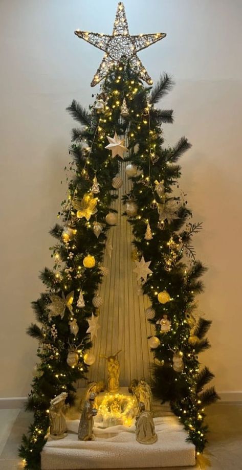 Belen Christmas Decor Diy, Ideas Para Pesebres, Pesebres Navidad Ideas, Ideas Con Madera, Catholic Christmas Decorations, Living Room Christmas Decor Ideas, Christmas Centrepieces, Diy Christmas Ball, Church Christmas Decorations