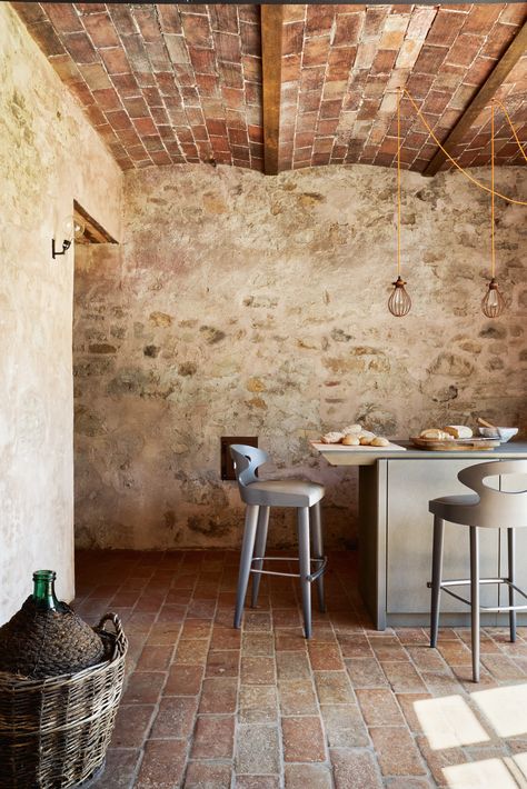 Italian Farmhouse Kitchen Tuscan Style, Italian Countryside House, Italian Farmhouse Kitchen, French Flooring, Italian Country House, Tuscan Interior, Tuscan Farmhouse, Italian Country, Italian Farmhouse