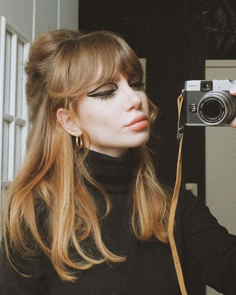 Disco Hair, 60s Hair, Hair Inspo Color, Aesthetic Hair, Hairstyles Haircuts, Hair Dos, Hair Day, Hairstyles With Bangs, Pretty Hairstyles