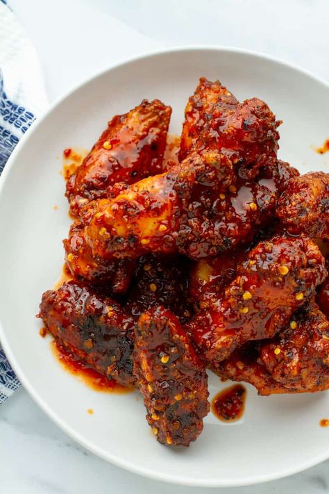 Honey Sriracha Chicken Wings Honey Glazed Chicken Wings, Siracha Chicken Wings, Honey Sriracha Wings, Spicy Honey Garlic Chicken Wings, Honey Sriracha Chicken Wings, Sriracha Wings, Sriracha Chicken Wings, Honey Sriracha Sauce, Honey Sriracha Chicken