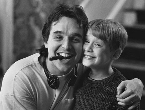 Director Chris Columbus and Macaulay Culkin behind the scenes of 'Home Alone' (1990) Macaulay Culkin Home Alone, Home Alone 1990, John Hughes Movies, Home Alone Movie, Chris Columbus, Macaulay Culkin, Catherine O'hara, John Hughes, Funny Films