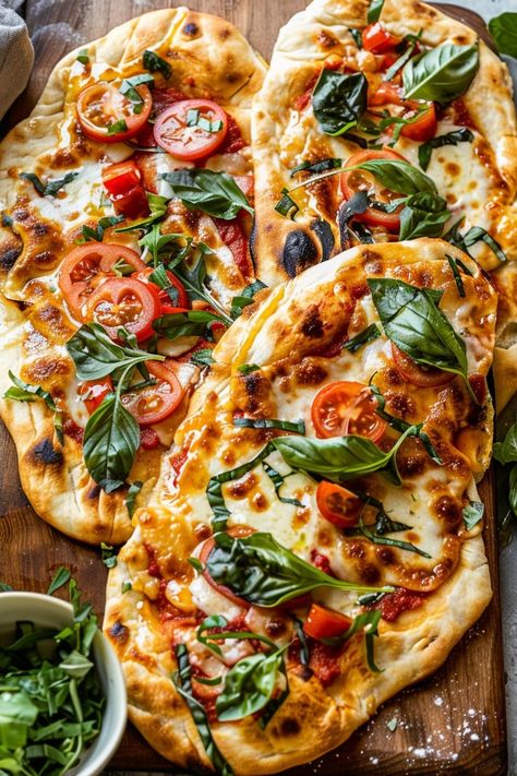 Homemade Flatbread Pizza Recipe Oven Baked Flatbread Recipes, Best Flatbread Pizza Recipes, Home Made Pizza Toppings Ideas, Make Ahead Flatbread, Pizza Flatbread Recipe, Flat Bread Toppings, Flatbread Photography, Flat Bread Recipes Ideas Flatbread Pizza, Pizza Board Ideas