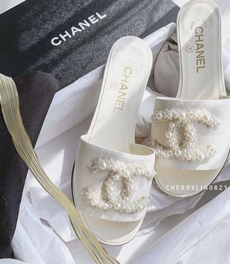 Dr Shoes, Fancy Shoes, Shoe Inspo, Aesthetic Shoes, Cute Sandals, Shoe Closet, Pretty Shoes, Dream Shoes, Shoe Obsession