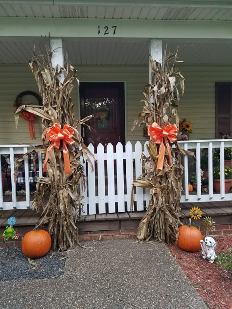 Cornstalks and pumpkins on our front porch 2016 Corn Stalks Decorations, Outside Fall Decorations, Sliding Gate Design, Fall Festival Decorations, Fall Yard Decor, Autumn Porch, Fall Outside, Fall Yard, Corn Stalks