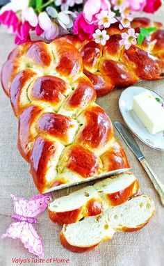 This Sweet Braided Easter Bread with Raisins Recipe is one of the items we make for Easter. It isn't difficult to make but is very much loved. Easter Bread With Raisins, Easter Sweet Bread, Bread Braid, Bread With Raisins, Easter Bread Recipe, Italian Easter Bread, Raisin Recipes, Brioche Recipe, Holiday Bread