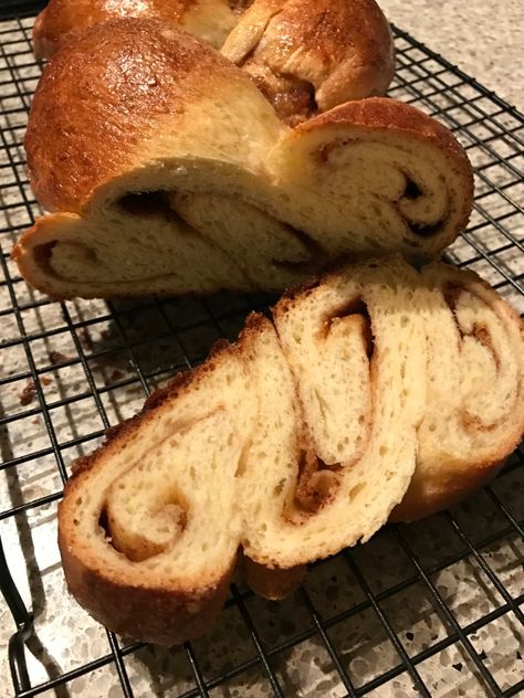 Cinnamon Challah Cinnamon Filling, Challah Bread, Yeast Bread, Piece Of Bread, Sweet Breads, Jewish Recipes, Delicious Bread, Challah, Easy Delicious Recipes