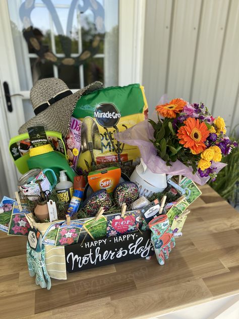 Creative Easter Basket Ideas, Diy Mother's Day Gift Basket, Auction Gift Basket Ideas, Auction Basket, Mothers Day Baskets, Homemade Gift Baskets, Auction Baskets, Raffle Basket, Best Gift Baskets