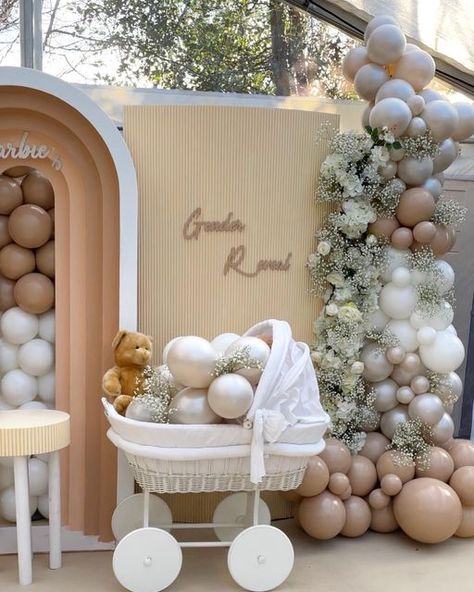 Luxury Gender Reveal Party, Gender Reveal Classy, Gender Reveal Ideas Neutral Colors, Gender Reveal White Theme, Luxury Gender Reveal, Elegant Gender Reveal Party, Gender Reveal Neutral Theme, White Gender Reveal Party, Neutral Gender Reveal Ideas