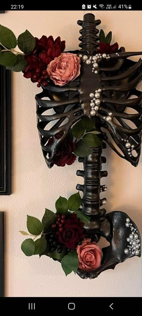 Skeleton With Flowers Aesthetic, Gothic Wreath Ideas, Skeleton Torso With Flowers, Witchy Decor Diy, Diy Gothic Decor Crafts, Goth Decor Diy, Hanging Halloween Decorations, Spooky Flowers, Creative Shelving Ideas