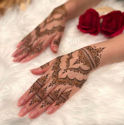 Aesthetic Mehndi Design, Simple Nikkah, Nikkah Henna, Aesthetic Trousers, Nail Unique, Book Highlight, Lehenga Simple, Aesthetic Mehndi, Design Lehenga