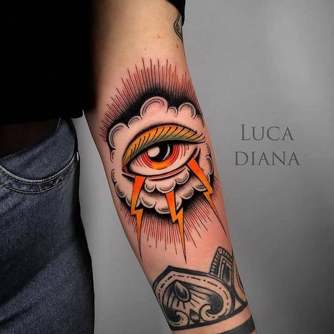 Old School Traditional Tattoos trên Instagram: “𝕬𝖗𝖙𝖎𝖘𝖙 : @lucadianatattooer 🤩 - Tag, like, share, follow🙏 . . . . #oldschooltattz #traditionaltattoo #brightandbold #realtraditional…” Traditional Tattoo Eye, Tato Maori, Old School Traditional, Old School Tattoos, Vintage Tattoo Art, Tatuagem Masculina Pequena, Pop Art Tattoos, Traditional Tattoo Inspiration, Traditional Style Tattoo