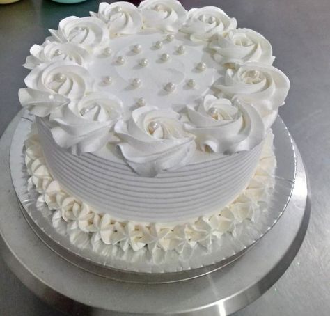 White Decorated Cake, Gender Reveal Cake Diy, Anniversary Cake Designs, Buttercream Cake Designs, Fondant Cake Designs, Rosette Cake, Cake Recipes Easy Homemade, Valentine Desserts, Pretty Dessert