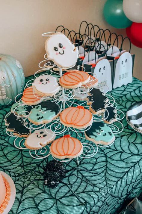 Halloween Sleepover, Halloween First Birthday, Postres Halloween, Halloween Themed Birthday Party, Halloween 1st Birthdays, Halloween Gender Reveal, Halloween Party Decor Diy, Dulces Halloween, Halloween Baby Shower Theme