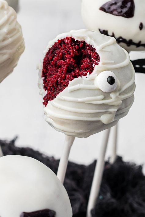 A cake pop with an eyeball and a bite out of the corner showing red velvet cake. Red Velvet Cakeballs, Scary Cake Pops, Halloween Cake Balls, Eyeball Cake Pops, Cake Pop Flavors, Splatter Cake, Red Velvet Cake Pops, Cake Pop Holder, Candy Wafers