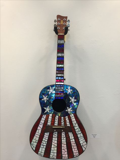 Patriotic Mosaic Art, Mosaic Guitar Pattern, Mosaic Guitar Ideas, Stained Glass Guitar, Guitar Art Project, Mosaic Guitar, Glass Guitar, Old Guitar, Guitar Crafts