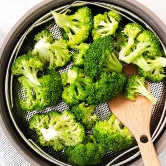 Steamed broccoli is an easy method to cook broccoli perfect every time. In this post, we’ll teach how you to steam broccoli in the microwave and on the stove-top. Broccoli On Stove Top, Steam Broccoli On Stove, Baked Teriyaki Chicken Breast, How To Steam Broccoli, Baked Broccoli Recipe, Making Cauliflower Rice, Steam Broccoli, Make Cauliflower Rice, Baked Pork Tenderloin