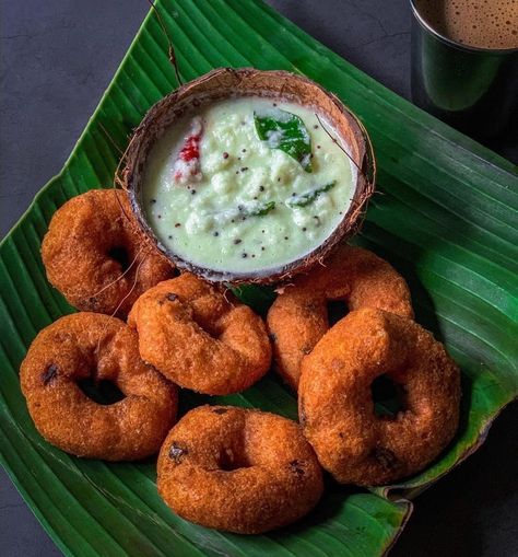 Gastronomic Food, Medu Vada, Indian Fast Food, Indian Food Photography, Kerala Food, Vegetarian Fast Food, My Plate, Coconut Chutney, Milk Coffee