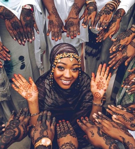 Gambian Wedding, African Traditional Wedding Dress, Henna Style, Henna Night, African Traditions, African Traditional Wedding, Party Photoshoot, Henna Party, Mode Turban