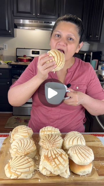 Milagro Reyes on Instagram: "Si no te gustan las conchas de pan de agua es porque" Mexican Conchas Recipe, Conchas Recipe, Recipes Authentic, Amazing Desserts, Mexican Food Recipes Authentic, Mexican Food, Fun Desserts, Mexican Food Recipes, Red Velvet